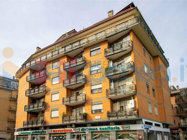 Appartamento in ottime condizioni, in affitto in Via Emilio De Marchi, Roma