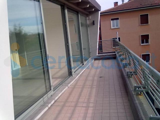 Appartamento in ottime condizioni, in affitto in Via Parisio, Bologna