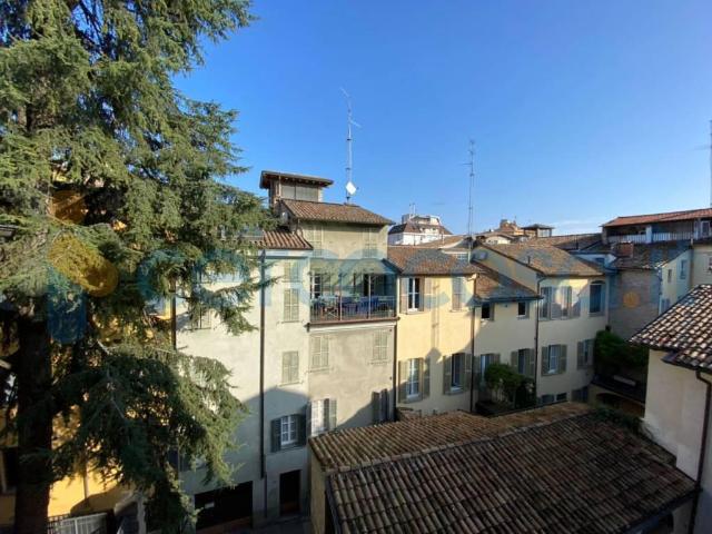 Appartamento in ottime condizioni, in affitto in Borgo Antini, Parma