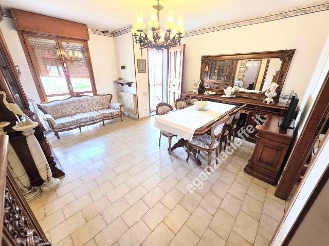 APPARTAMENTO in VENDITA a MASSA Marina di Massa di 5 vani