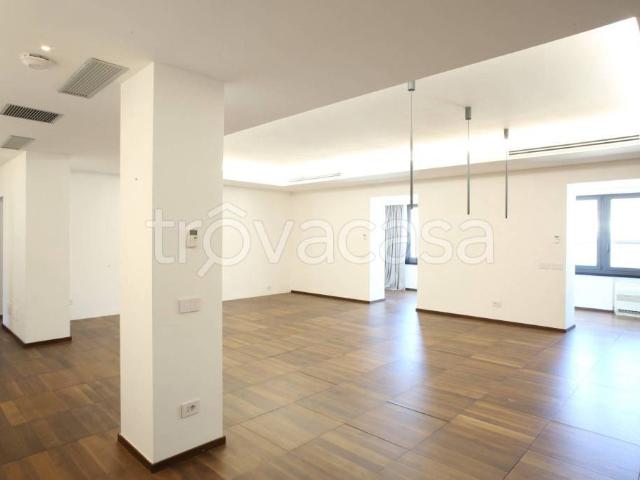 Appartamento in vendita a Milano via Montenapoleone, Scala Manzoni