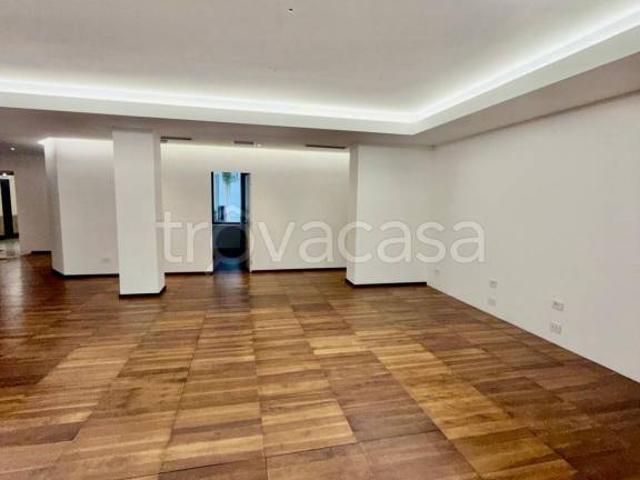 Appartamento in vendita a Milano via Montenapoleone, Scala Manzoni