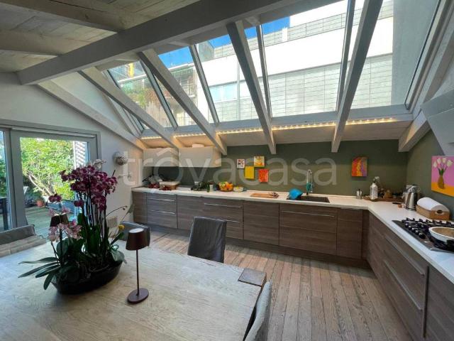 Appartamento in vendita a Milano via Vignola, Bocconi, Ravizza