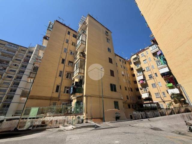 Appartamento in vendita a Napoli via Giacinto De Sivo, 78, Fuorigrotta