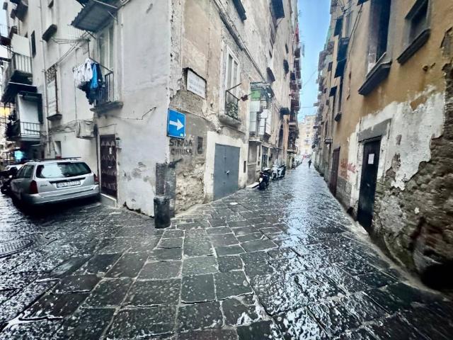 Appartamento in vendita a Napoli vico Pacella ai Miracoli, Sanità