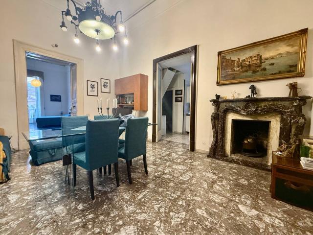 Appartamento in vendita a Napoli, Avvocata