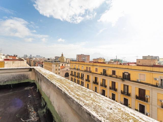 Appartamento in vendita a Napoli, Centro storico 150m² Napoli