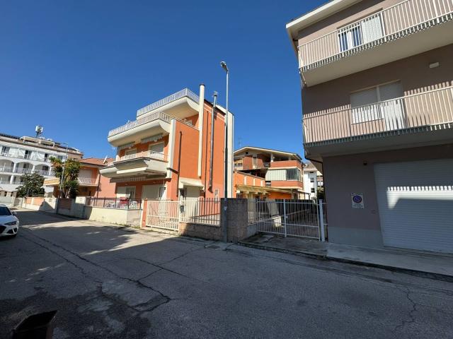 Appartamento in vendita a Alba Adriatica, Zona Mare