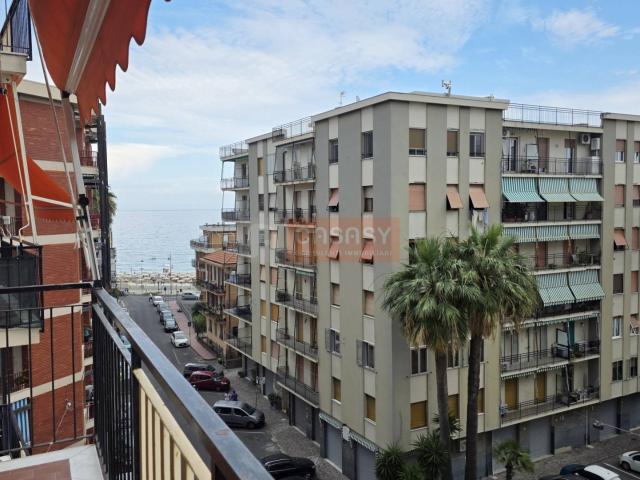 Appartamento in vendita a Albenga, Mare