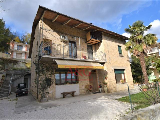 Appartamento in vendita a Amandola, Periferia