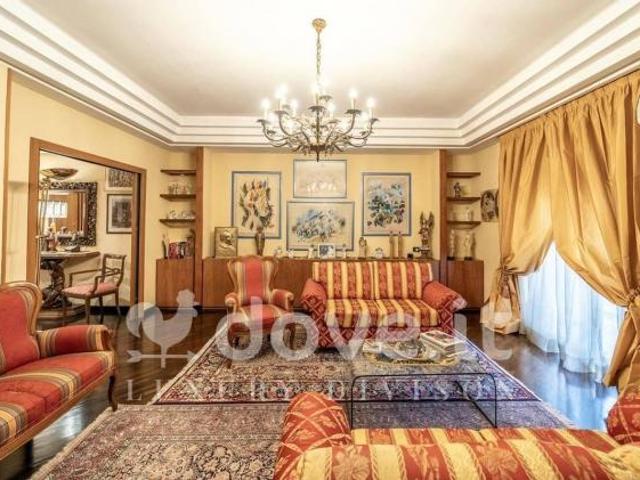 Appartamento in vendita a Bari 7 locali 245mq