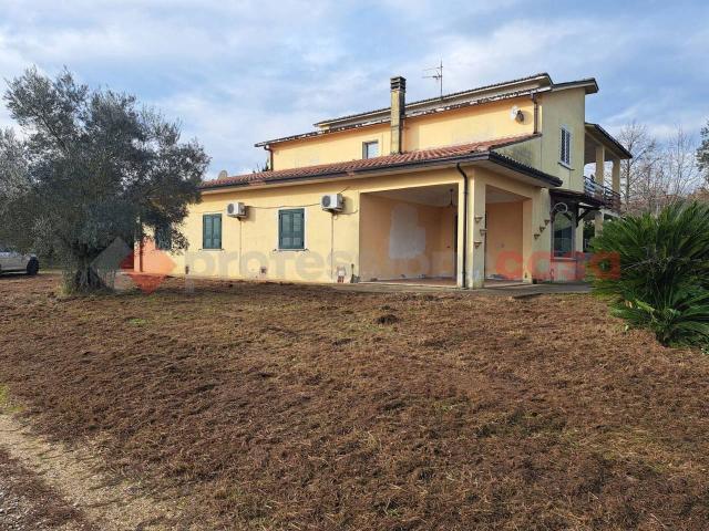 Villa bifamiliare in vendita a Cassino