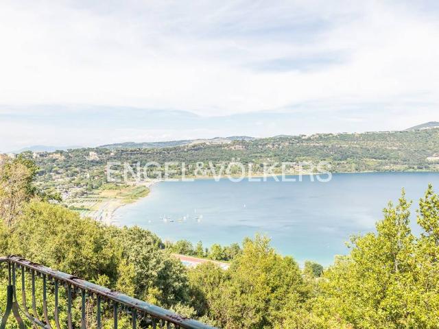 Appartamento in vendita a Castel Gandolfo RM