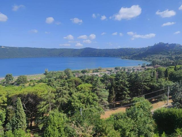 Appartamento in vendita a Castel Gandolfo RM
