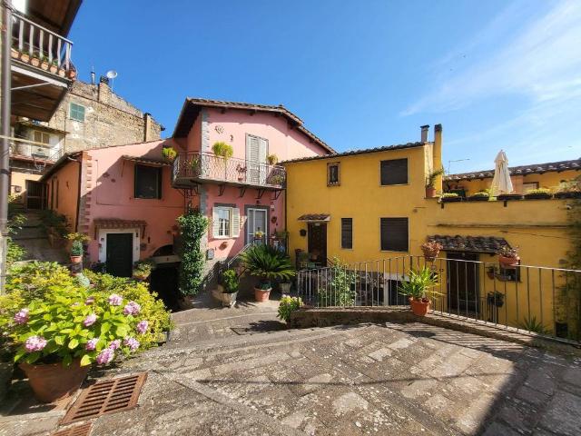 Appartamento in vendita a Caprarola VT