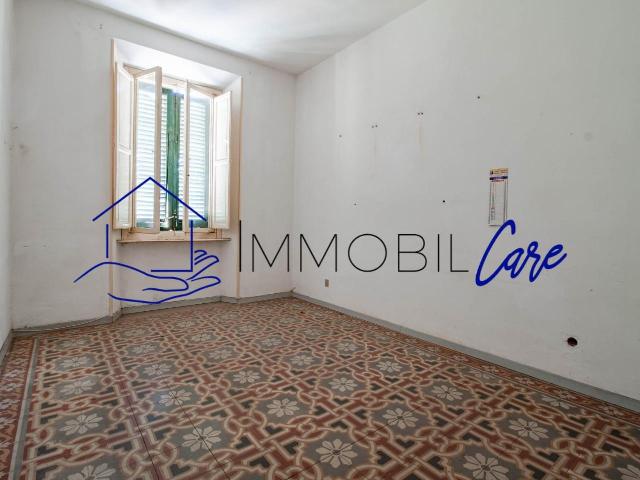 Appartamento in vendita a Centro Livorno in Da rivedere composto da 5vani