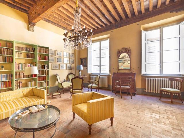 Appartamento in vendita a Centro storico Lucca in Ottimo composto da 7vani