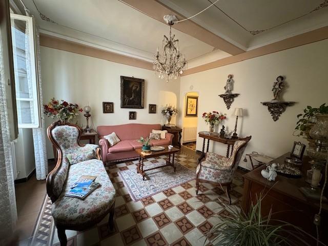 Appartamento in vendita a Centro storico Lucca in Buono composto da 5vani