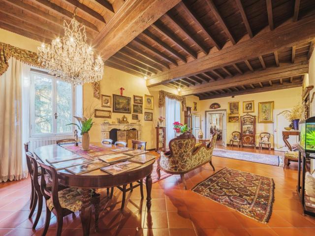 Appartamento in vendita a Centro storico Lucca in Buono composto da 5vani