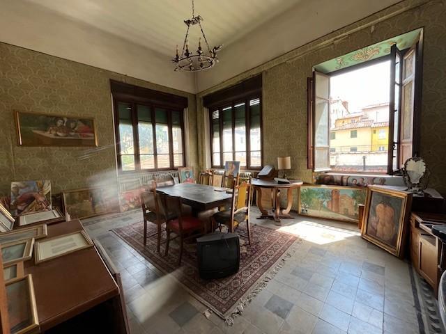 Appartamento in vendita a Centro storico Lucca in Da ristrutturare composto da 6vani