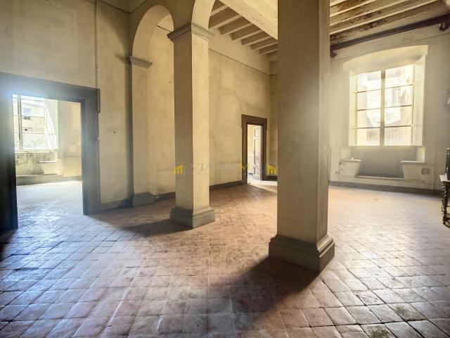 Appartamento in vendita a Centro storico Lucca in Da ristrutturare composto da 8vani