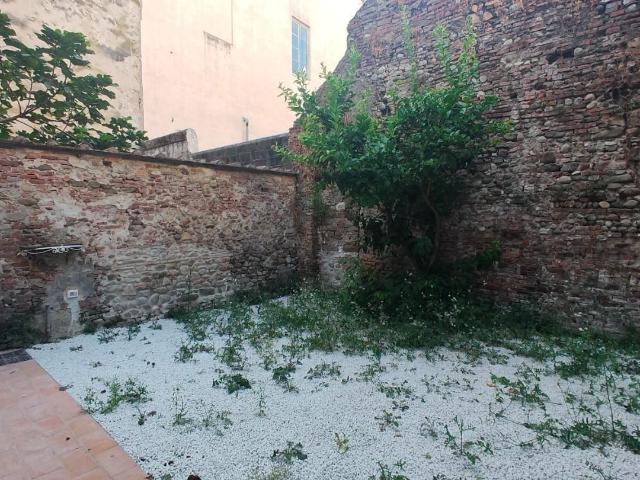 Appartamento in vendita a Centro storico Lucca in Ristrutturato composto da 4vani