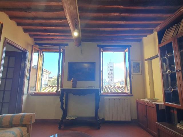 Appartamento in vendita a Centro storico Lucca in Ristrutturato composto da 5vani