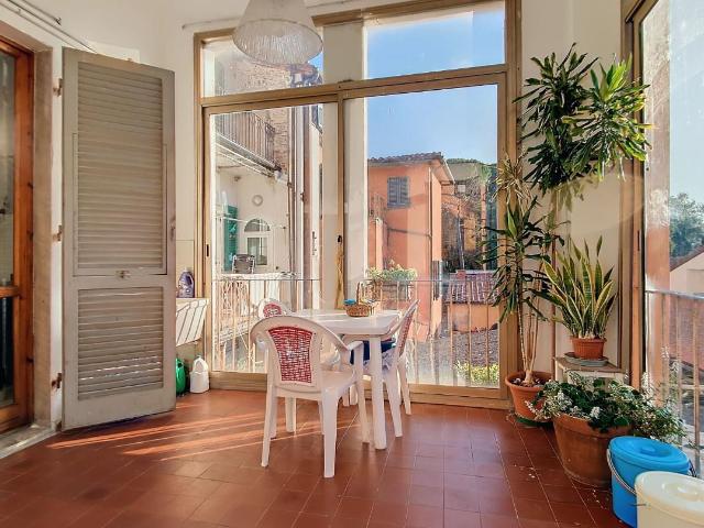 Appartamento in vendita a Centro Storico Pisa in Da rivedere composto da 6vani
