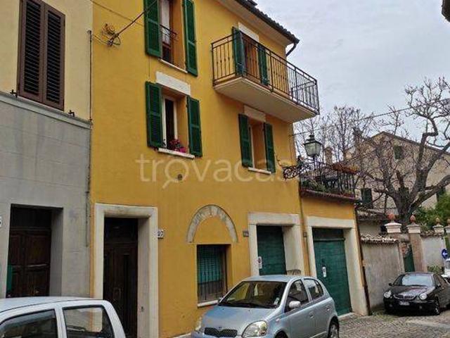 Appartamento in vendita a Cingoli via Balcone Delle Marche