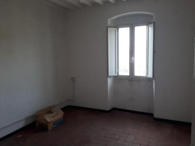 Appartamento in vendita a Cisternone Livorno in Da ristrutturare composto da 6vani
