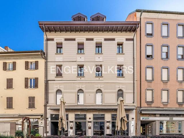 Appartamento in vendita a Como via Paolo Carcano, Centro Storico