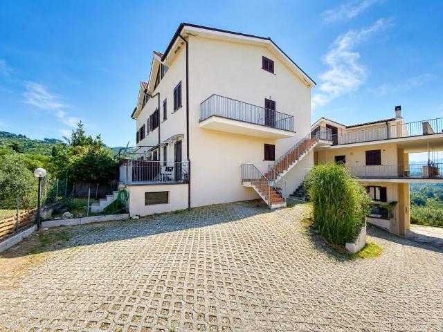 Appartamento in vendita a Fara in Sabina RI
