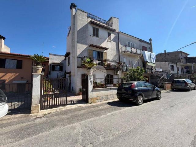 Appartamento in vendita a Fara in Sabina via Borgo Nuovo, 73, Corese Terra