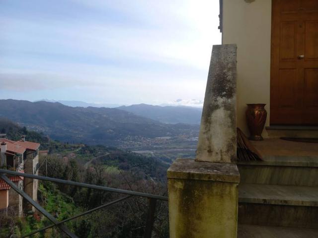 Appartamento in vendita a Follo SP