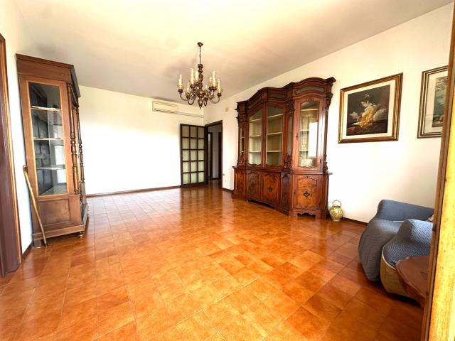 APPARTAMENTO in VENDITA a FOLLONICA 167 EST di 5 vani