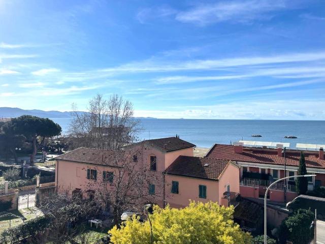 APPARTAMENTO in VENDITA a FOLLONICA CENTRO di 4 vani