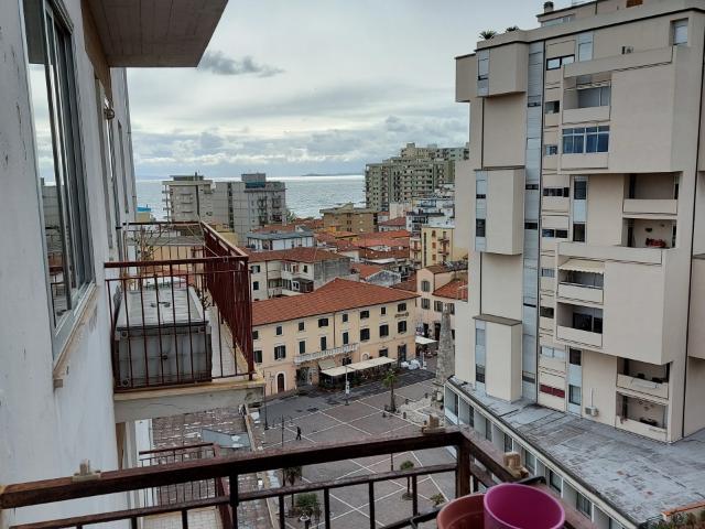 APPARTAMENTO in VENDITA a FOLLONICA CENTRO di 5 vani