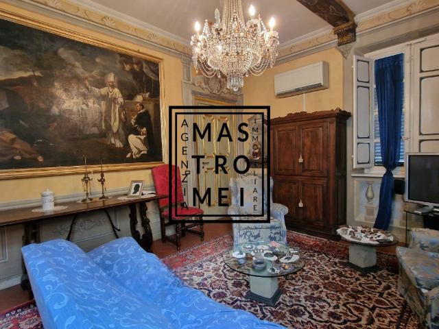 APPARTAMENTO in VENDITA a LUCCA CENTRO STORICO di 5 vani