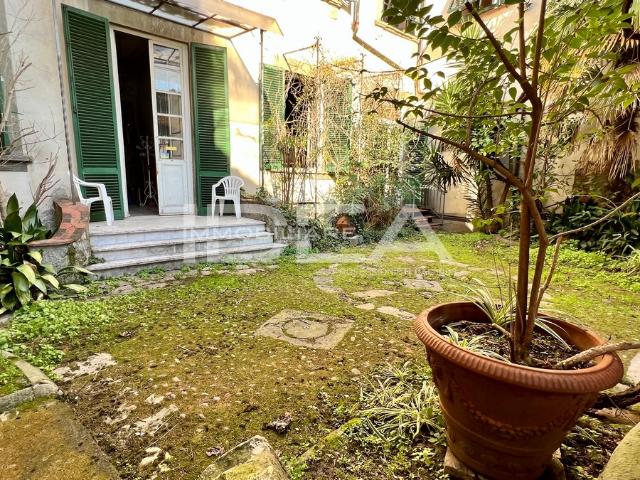 APPARTAMENTO in VENDITA a LUCCA CENTRO STORICO di 8 vani
