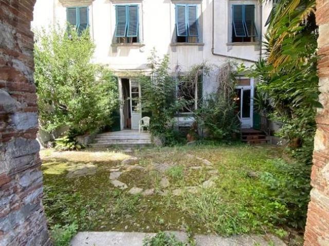 Appartamento in vendita a Lucca 300 mq Rif: 1156982