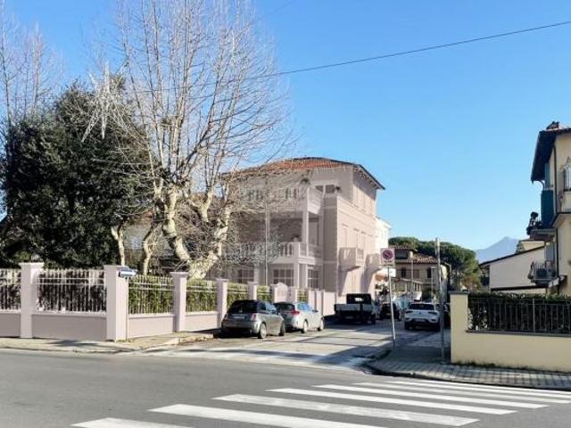 Appartamento in vendita a Lido di Camaiore Camaiore 160 mq Rif: 1359573