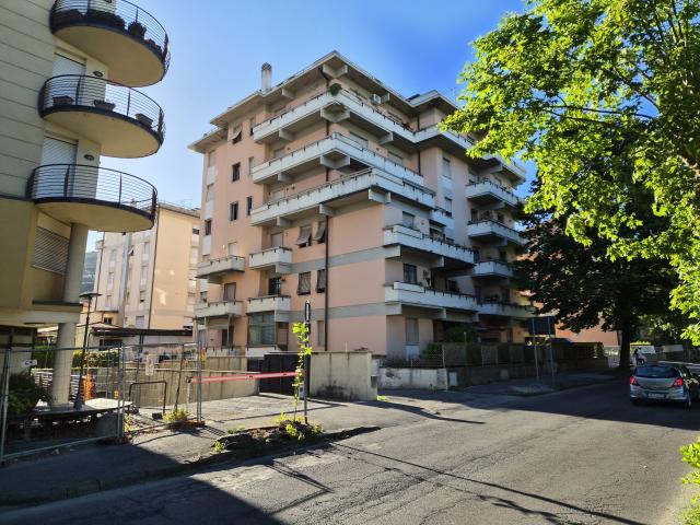 APPARTAMENTO in VENDITA a PESCIA di 4 vani