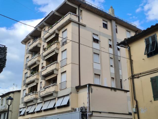 APPARTAMENTO in VENDITA a PESCIA di 6 vani