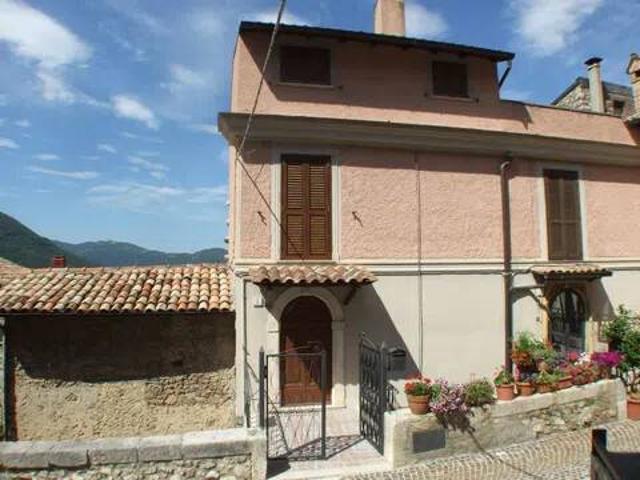 Appartamento in vendita a Pereto AQ