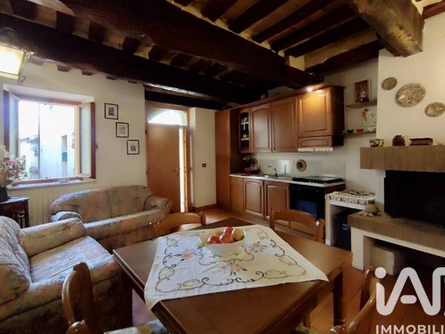 Casa indipendente in vendita a Poggio San Marcello AN