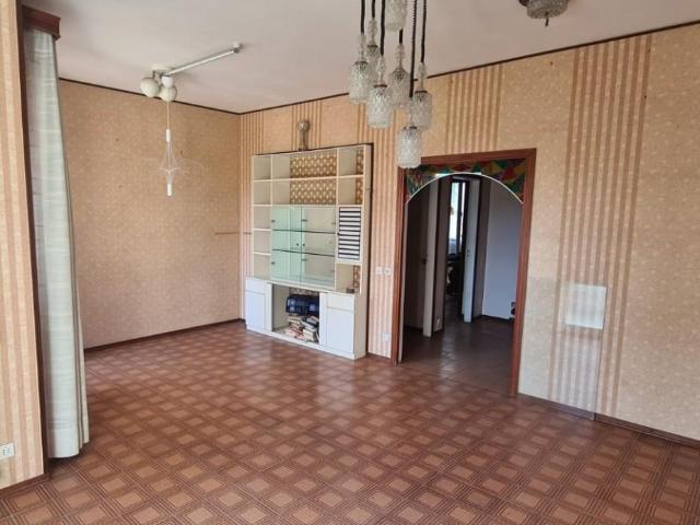 Appartamento in vendita a Porta a Mare Livorno in Da rivedere composto da 5vani