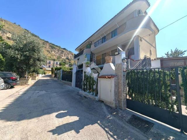 Appartamento in vendita a Pozzuoli NA