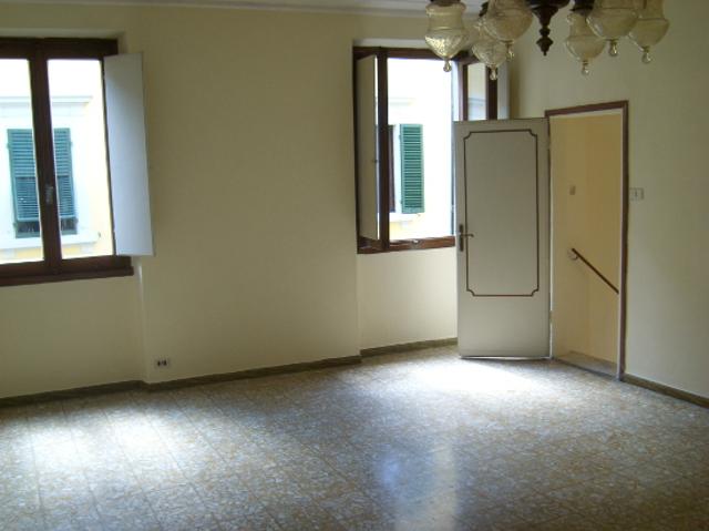 APPARTAMENTO in VENDITA a PRATO CENTRO STORICO di 4 vani
