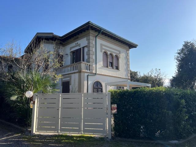 Appartamento in vendita a Quercianella Livorno in Ottimo composto da 4vani