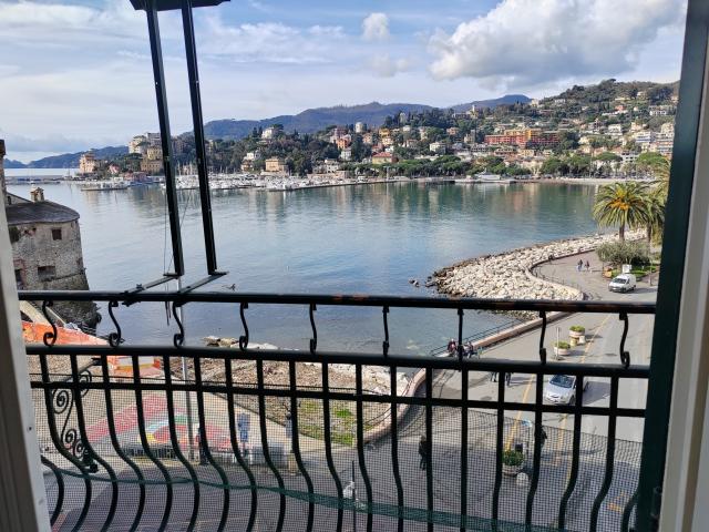 APPARTAMENTO in VENDITA a RAPALLO di 9 vani